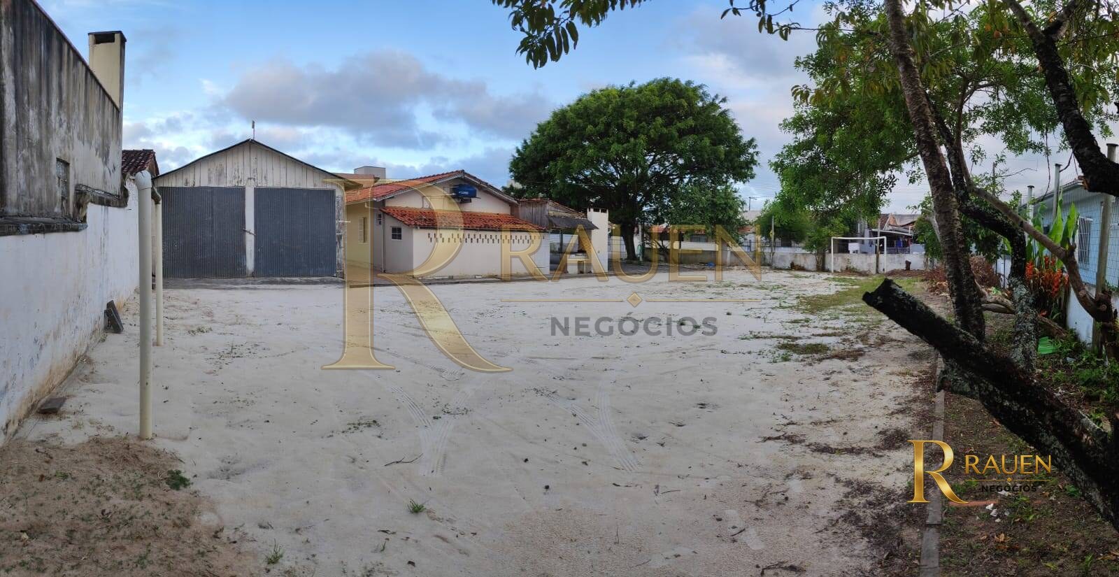 TERRENO COM EDIFICAÇÃO À 500M DA PRAIA EM BARRA VELHA SC